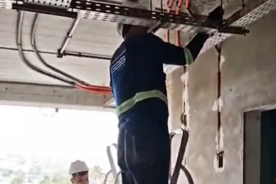 Equipe da G2B passando cabos em eletrocalha em obra