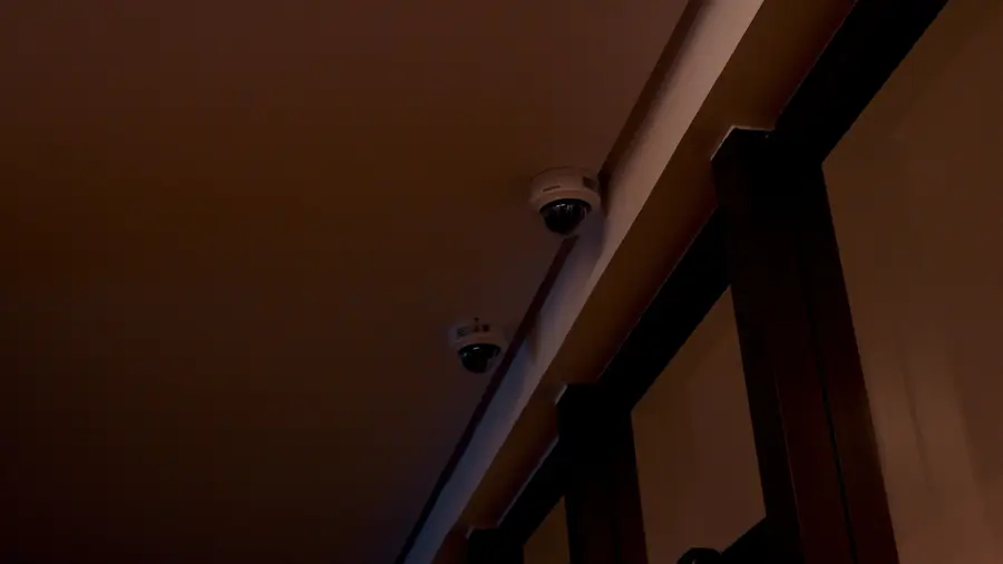 Câmeras de CFTV instaladas em área comum de hotel