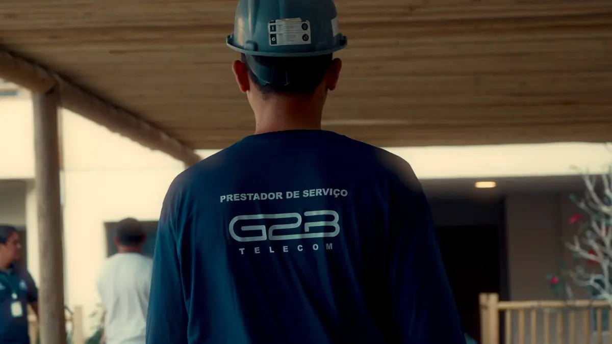 Profissional da G2B Telecom uniformizado e com EPI em obra