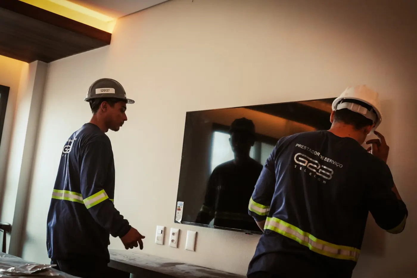 Técnicos da G2B instalando equipamento em apartamento