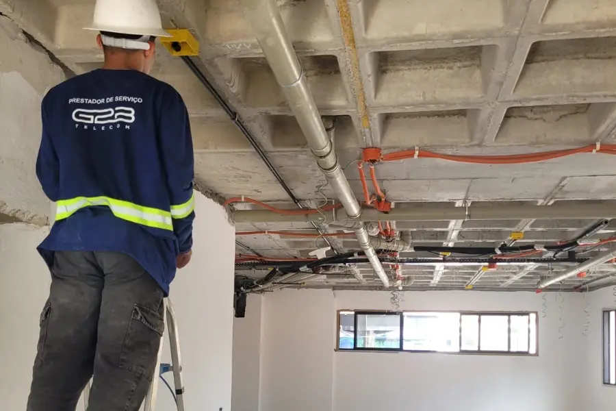 Técnico da G2B em atendimento em laje técnica