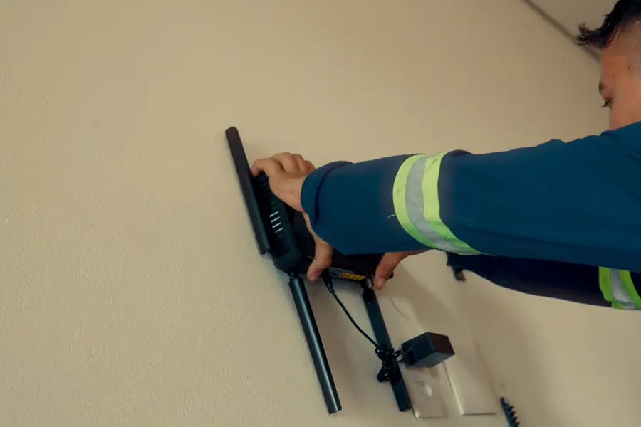 Técnico da G2B em atendimento de manutenção