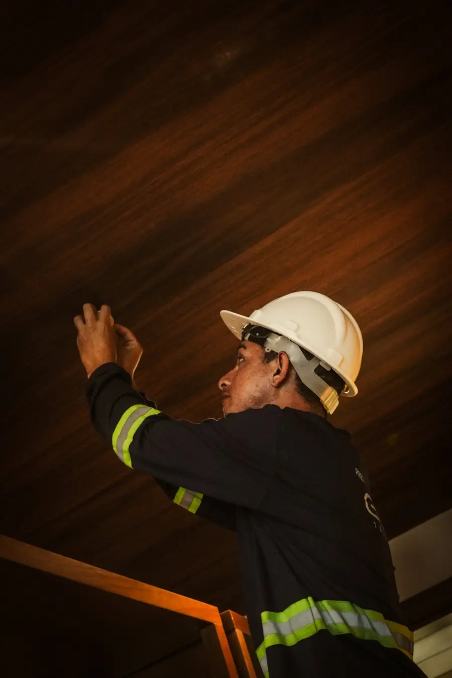 Técnico da G2B realizando manutenção em forro