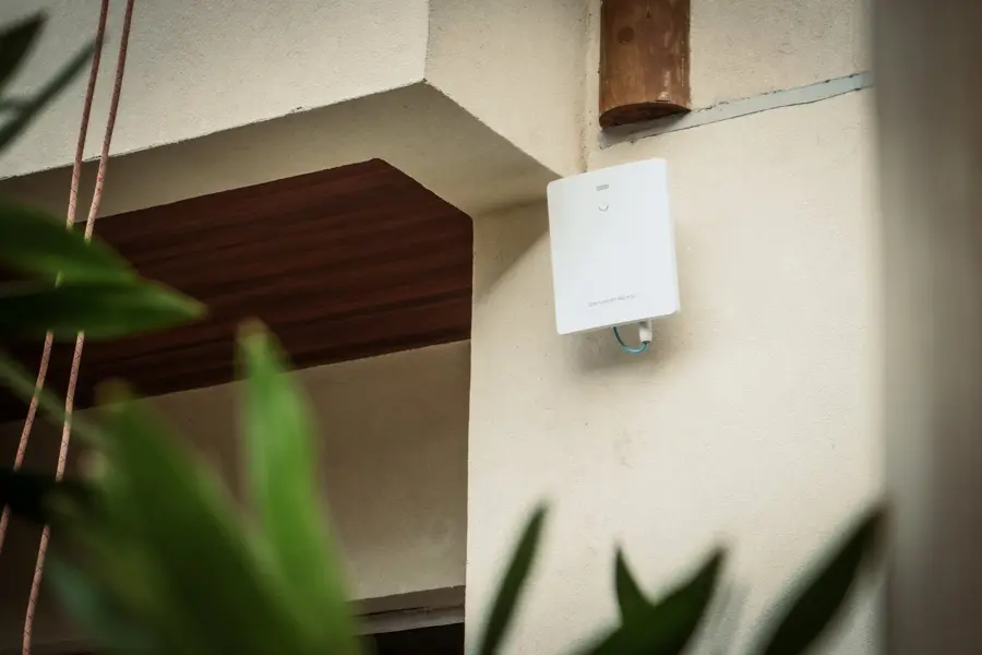 Ponto de acesso Wi-Fi em área externa de hotel